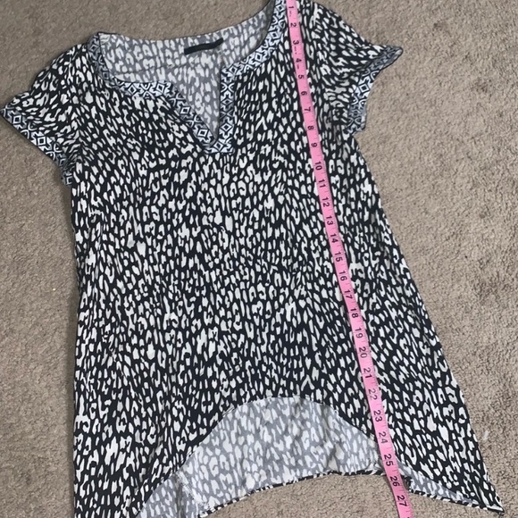 VICI asymmetrical hem tribal/animal v neck top - Picture 3 of 9